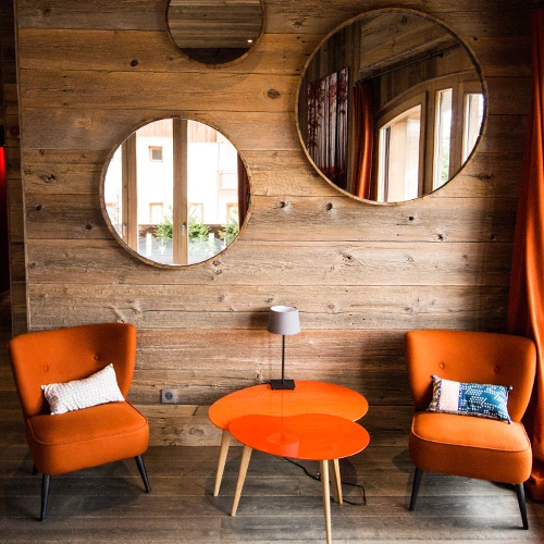 Hebergement-Chalet-Appartement-Deco-Label-Orange-Salon-Miroir-500x500