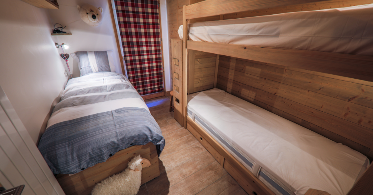Photo d'une chambre avec des lits superposés dans un appartement