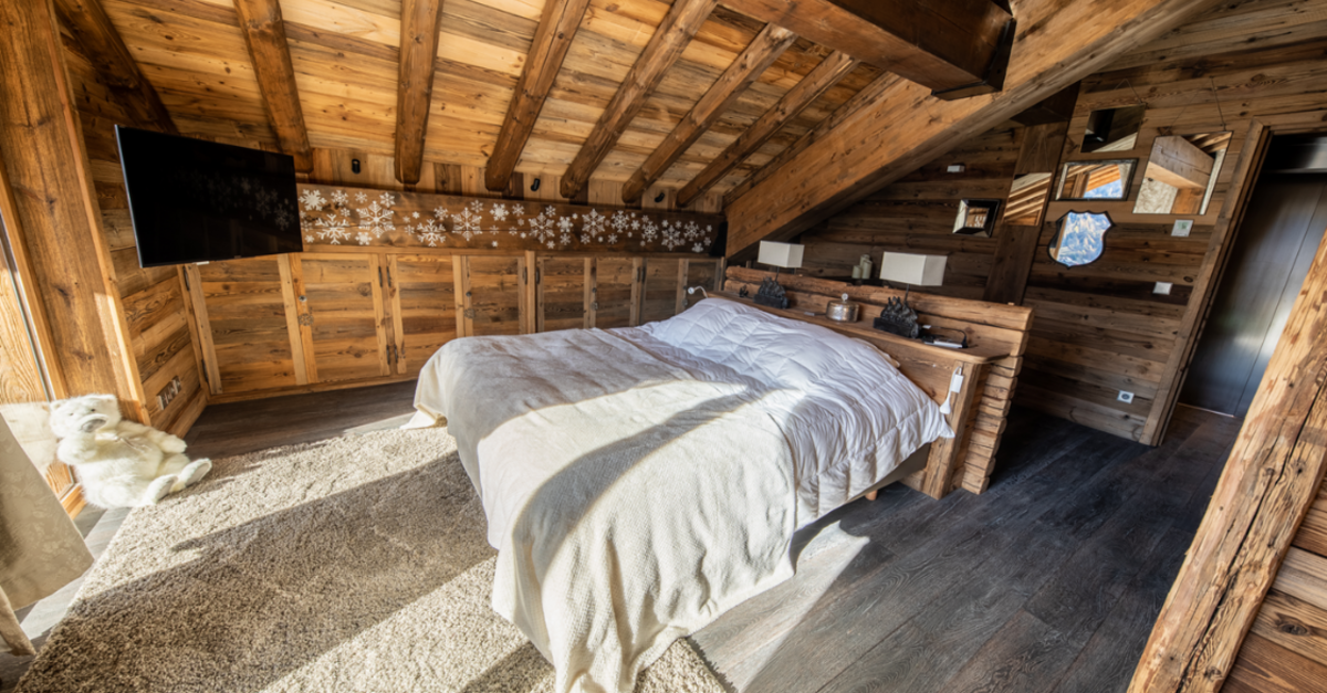 Photo d'une chambre parentale d'un chalet au bord des pistes de ski.