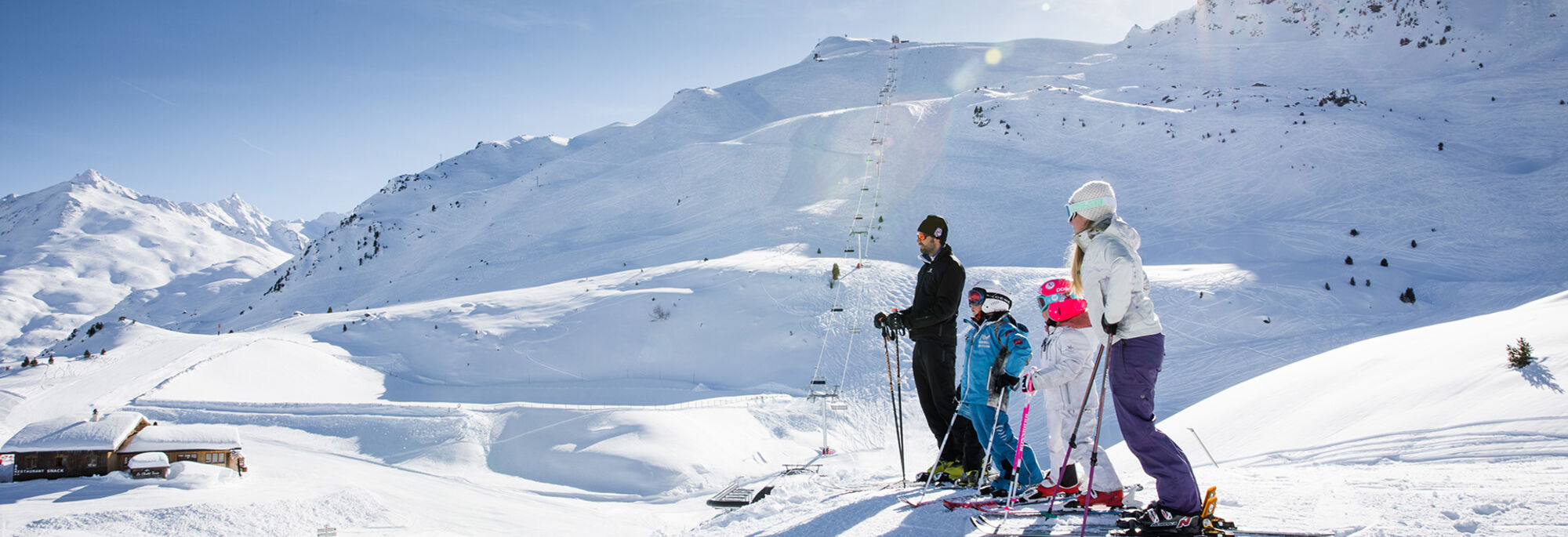 Photo de famille devant un paysage de montagne