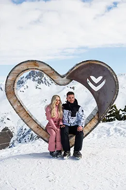 Hiver-Spot-Photo-CoteBrune-Couple-Goal-coeur-Meribel-260x390