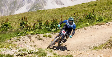 Photo d'un homme pratiquant le velo de descente sur le bikepark de meribel