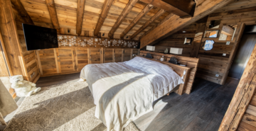 Photo d'une chambre parentale d'un chalet au bord des pistes de ski.