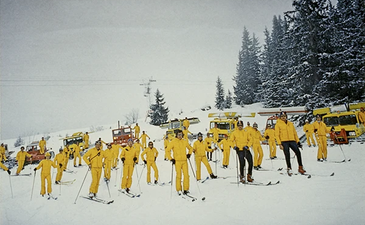 Histoire-Meribel-80-Ans-Pisteurs-Jaune-Dameuses-Les-Allues-annees-70-600x400