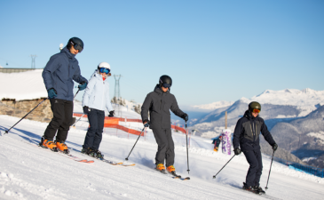 Des amis apprennent à skier sur les pistes des 3 Vallées.