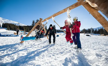 station-Hiver-Famille-Balancoire-600x400
