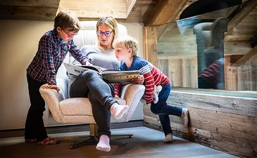 Ete-Hebergement-Cosy-Famille-Premium-Intérieur-Lecture-Chalet-600x400