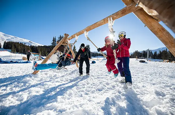 station-Hiver-Famille-Balancoire-600x400