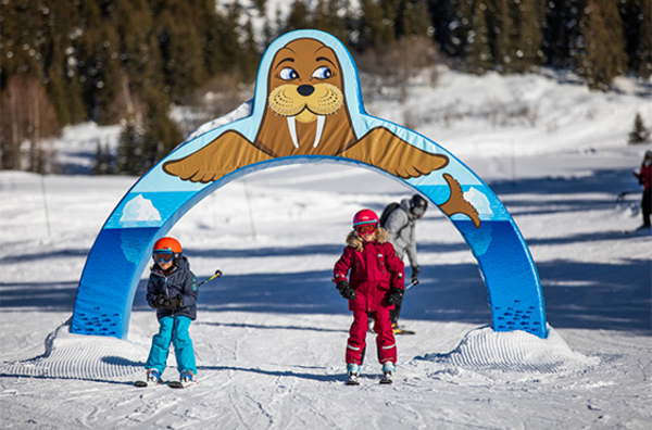 Deux enfants skiant une piste ludique