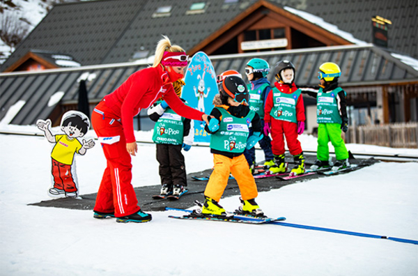 Cours à l'école de ski pour enfants