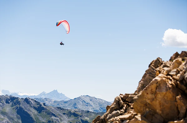 Ete-Activite-Parapente-Saulire-Burgin-Paysage-Nuage-Ciel-Air-600x400