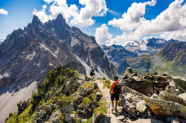 Ete-Activite-Randonnee-paysage-Aiguille-Col-Du-Fruit-Saulire-Cretes-Duo-600x400