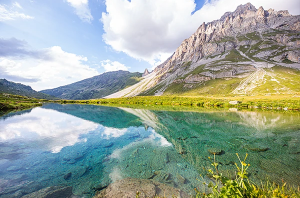 Ete-Activite-Randonnee-paysage-Lac-des-Fees-Aiguille-Fruit-600x400