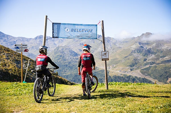 Ete-Activite-VTT-DH-Bellevue-Piste-Moniteur-Paysage-600x400