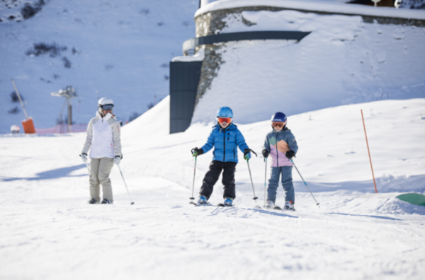 Une famille qui skie sur une piste verte.