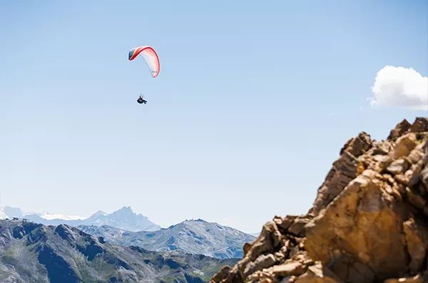 Ete-Activite-Parapente-Saulire-Burgin-Paysage-Nuage-Ciel-Air-600x400