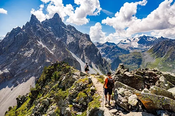 Ete-Activite-Randonnee-paysage-Aiguille-Col-Du-Fruit-Saulire-Cretes-Duo-600x400